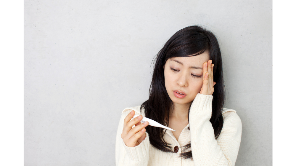 熱が上がったり下がったりする原因や対処法を大人と子供に分けて解説