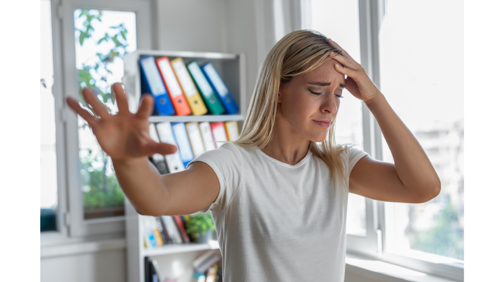 突然のめまい・吐き気・冷や汗は病気?原因や対処法を紹介